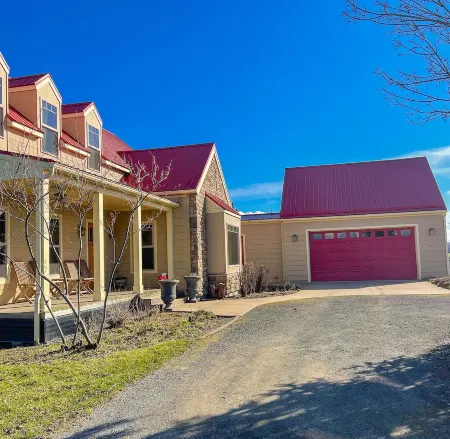 Vineyard Estate-Mountain views-Private; minutes to downtown. Pet friendly