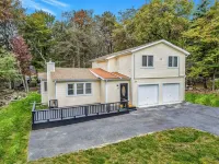 Poconos Play House! Hot Tub, Fire Pit, Jungle Gym, Game Rooms