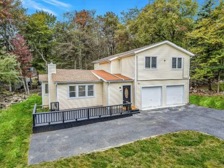 Poconos Play House! Hot Tub, Fire Pit, Jungle Gym, Game Rooms