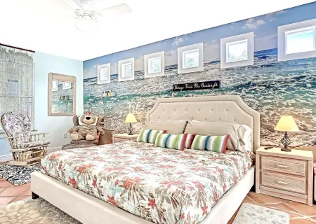 Tropical Chalet w/ 3 King Bedrooms. 3 patios, and an Above-Ground Pool! Отели в г. Себастиан