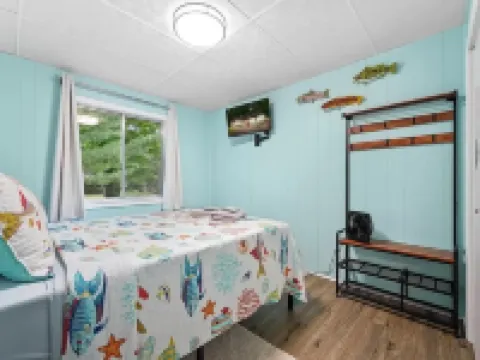 Charming 3-bedroom house with AC, WiFi, 🏓Ping-Pong, Foosball,🔥Firepit,🍔 Grill Hotéis em Gerrish Township