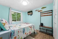 Charming 3-bedroom house with AC, WiFi, 🏓Ping-Pong, Foosball,🔥Firepit,🍔 Grill