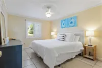622 Oceanfront Surf Villa: Calm & Cozy Retreat with Vintage Charm by the Sea