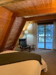 Apres’ Haus: Comfy A-Frame centrally located in Whitecap Village with fireplace