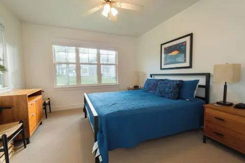 Light and Airy North Shore Condo. Owner hosted w/on site Co-host!