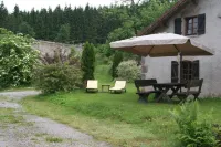 The Hut, in the middle of the woods, not far from the waterfalls Hotel in zona Circuit des Cascades de Tendon