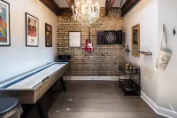 ☆ Historic Broughton St. Loft ☆ Mod-Industrial 2/2 w/View, Parking, Shuffleboard