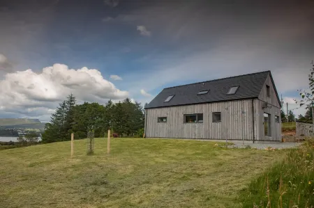 Cuillrigh - Luxury house with Loch Portree & Cuillin Mountain views
