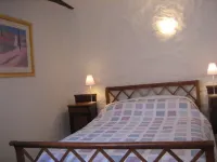 Old town centre house; wine bar & cafes 50m, sea 30mins Pyrenees close - Wifi
