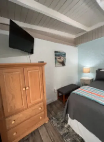 Private retreat walking distance to beautiful beaches and restaurants.