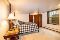 Minocqua Chain - Fall Color Dates Available!