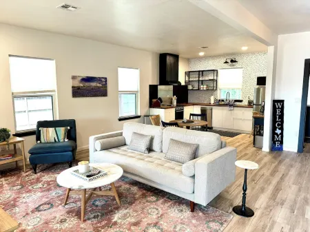 ꕥ The Texas Bluebonnet ꕥ 1.1 mi to Baylor, & 1.8 mi to Magnolia Silos! Отели рядом с достопримечательностью «Rogers School of Engineering and Computer Science»