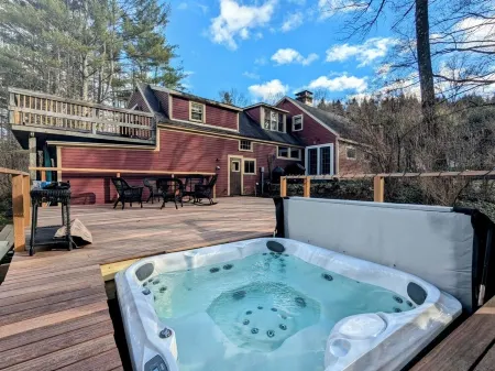 Sprawling Riverbend Farmhouse Close to Mountains with Hot Tub Отели в г. Андовер