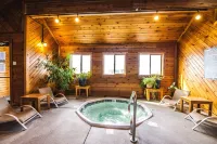 Cozy 2 Bed, 2 Bath Condo on Golf Course with Hot Tub, Sauna & Pool!