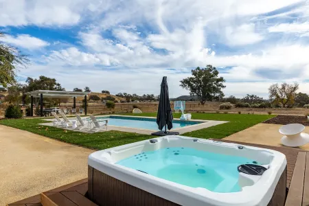 Resort-Like Amenities Inside & Out, Close to Downtown Paso, Great for Families Отели рядом с достопримечательностью «Studios on the Park»