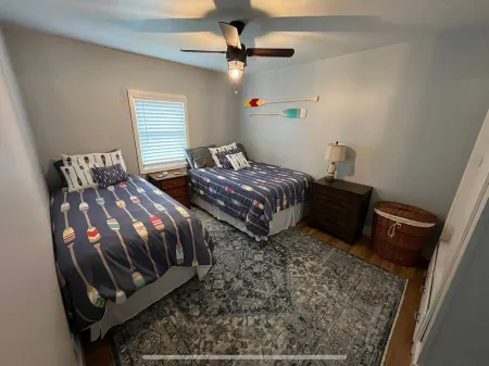 Waterfront Lake House, Kayaks and Large Yard Отели рядом с достопримечательностью «Университет Висконсин в Ошкош»