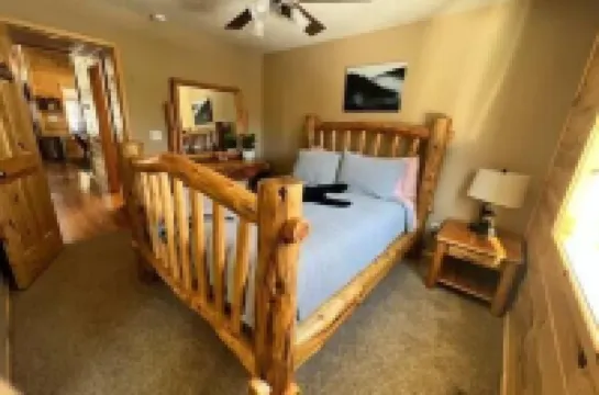 Large Cabin, In The Trees, Lots of Parking, adventure, and wildlife viewing