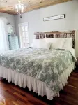 Near Sierra Nevada & Biltmore 4BR/2BA 1 minute to Asheville Airport/Ag Center.