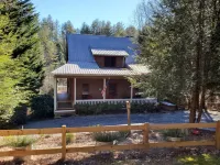'CREEK-N-AWESOME'  Luxury Creek Cabin /Trout Fishing/Hot Tub/PET FRIENDLY