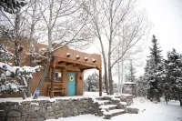 Peaceful Adobe home between Taos/TSV- Mountain Views, Hot Tub, Summer Garden Hotels near Sipapu Ski & Summer Resort