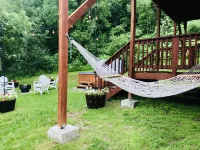 Hot tub! Retreat for large or small groups. Sleeps 16! View Auoras and Denali!