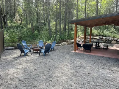 Little Giant, concrete builtSerene 2-bedroom house with WiFi in charming Coram Hotels near Glacier National Park