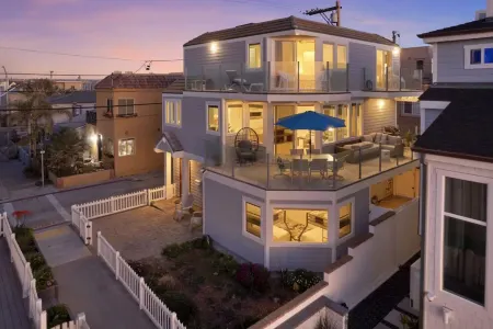 The Mission Beach VIP- Luxury Home, 3 Private Decks, 30 steps to the Beach! Отели рядом с достопримечательностью «Ошен Дискавери Институт»