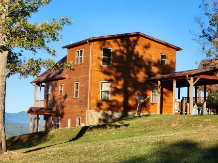 Breathtaking Panoramic Skyline Mountain Top View Cabin