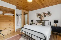 Pinewood Haven: Log Cabin + Treehouse + Hot Tub in Mount Washington Valley
