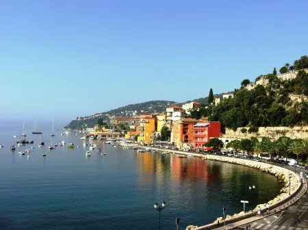 De luxe air-cond 2 bed apt close to beach with large terrace and sea view