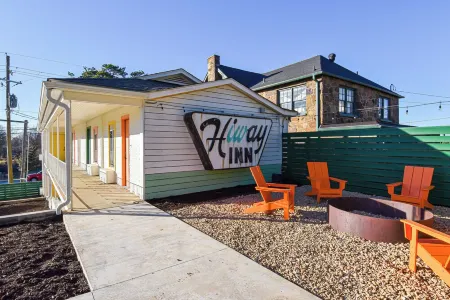 Mid-Century Themed Hotel Room in Fayetteville, AR - The Clementine on College #1