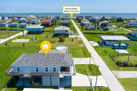 NEWLY BUILT 3min walk to beach,hot tub, b-ball, pet friendly, parking for RV’s Отели рядом с достопримечательностью «Crystal Beach Spot»