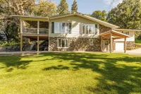Delightful Lakeshore Cottage, Great Swim & Lakeside Amenities, +22 Foot Pontoon