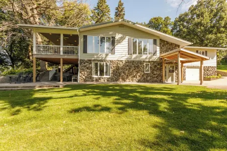Delightful Lakeshore Cottage, Great Swim & Lakeside Amenities, +22 Foot Pontoon