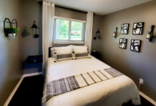 *New* Your Charming Clarkston Home Away From Home Hotels in Independence charter Township