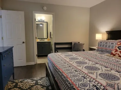 1 BR Condo - Location,  Location, Location!  Easy Walk to Campus & Stadium! Creature Comforts Brewing Co 주변 호텔