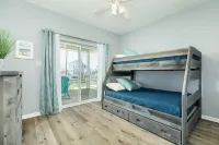 5★ Waterfront home w/ bikes & kayaks, fire pit! Amazing underwater fishing light