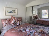 Relaxed Retreat - Hot Plunge Pool, Wood Fire, Pet Friendly, 4pm Sun Checkout,