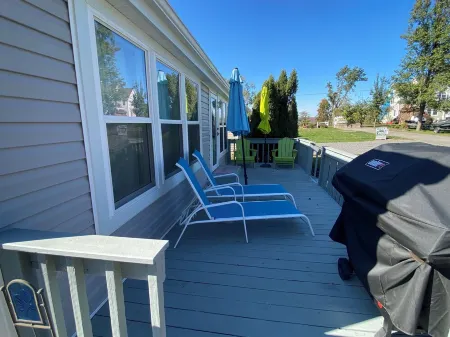 Historic Tiny Cottage just steps to the lake. Pet Friendly! Отели в г. Расселлс Пойнт