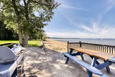 Charming 3-bedroom lakefront house with large yard and sandy beach