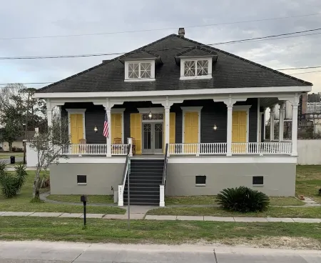 Historic Mansion, Five Miles from French Quarter