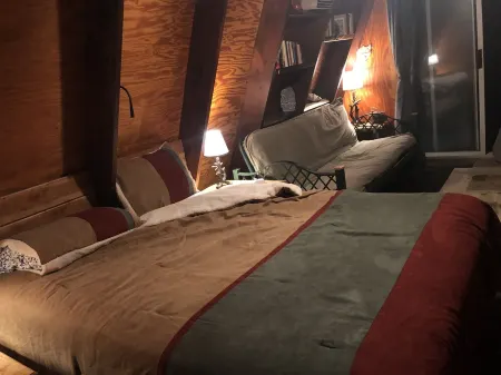 SHEKHINA  A tiny house in the woods. 40 acres. Total privacy. Weekend retreat. Отели рядом с достопримечательностью «Парк штата Чеаха»