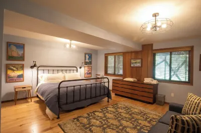 Upscale Cabin with 2 Master Bedrooms on creek with fireplace.  Dog friendly.