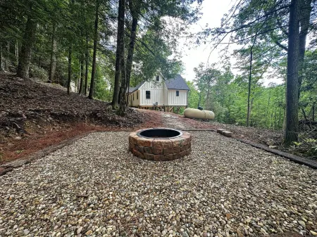 Boulder Trail Getaway- 15 min from New River Gorge National Park Отели в г. Уайлдернесс