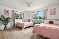 4bd/2br Tiki Bar, King bed, & Pool... amenities galore! Hotels near 7-Eleven