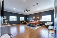 GAILLARDIA COUNTRY CLUB⛳THREE KING BEDS🛏️HEATED POOL🏊HOT TUB♨️POOL TABLE🎱🏀