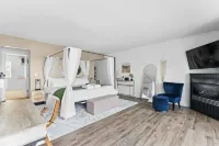 The Westside - Hot Tub, Private Beach & Dock. Pet-Friendly!