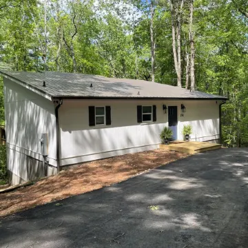 New Construction Modern Mountain Cabin close to Helen and Dahlonega