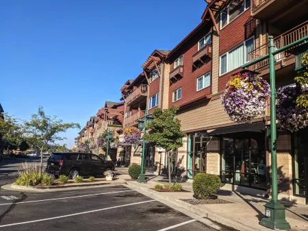 Riverstone Condo by Lake Cda~King Bed, Walk to Shops & Dining, Close to Downtown