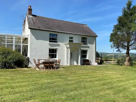 A Spacious Family and Pet Friendly House with Large Garden and Free Parking